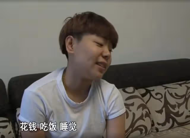 回顧富家女:一頓早飯300塊、鞋子穿3次就扔,曾用啤酒瓶打老師