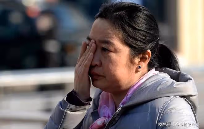 她59歲,湊30000做手術,女兒:媽,你再等等,先把錢給我還車貸
