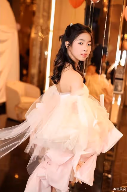 黃奕女兒小學畢業,11歲鐺鐺身高近一米七,化美妝穿禮服裙好漂亮