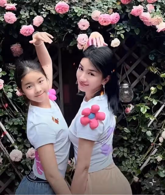 黃奕女兒小學畢業，11歲鐺鐺身高近一米七，化美妝穿禮服裙好漂亮
