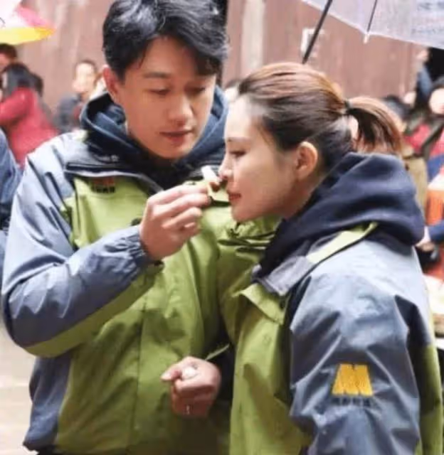 史上最強「師生戀」!他對老師一見鐘情 婚後生下2女1子,如今把41歲老師寵成公主!