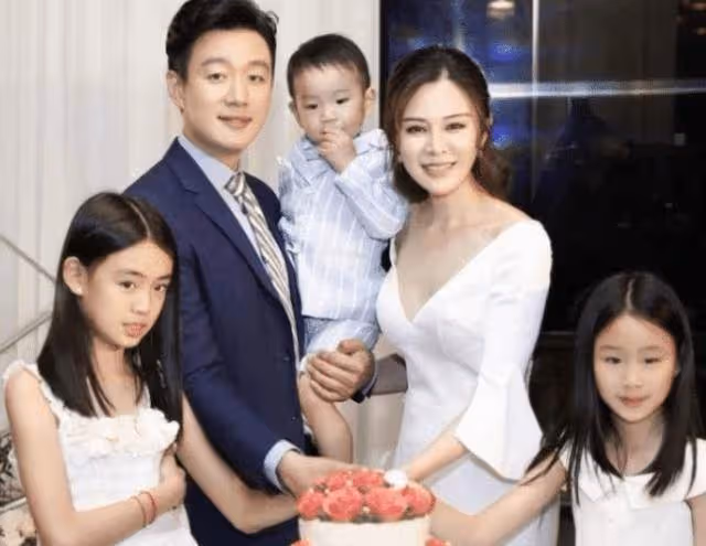 史上最強「師生戀」!他對老師一見鐘情 婚後生下2女1子,如今把41歲老師寵成公主!