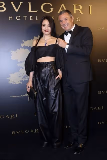 舒淇沒見老，全黑造型配公主切髮型好吸睛，姨媽色口紅看著不好惹