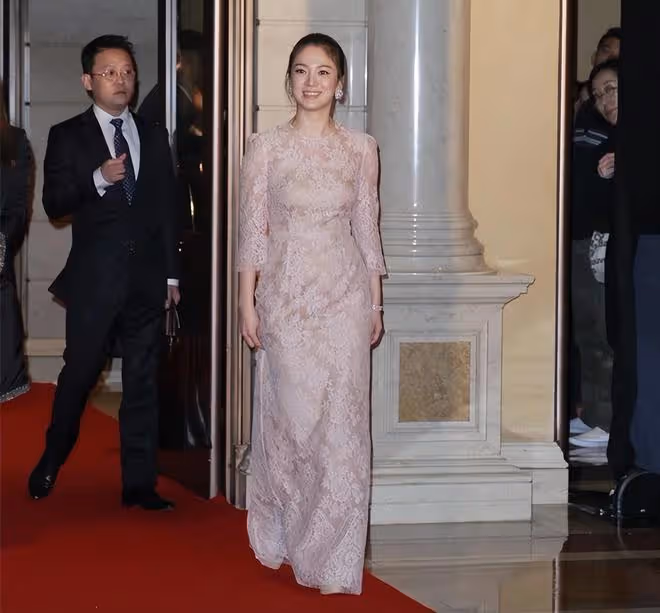 宋慧喬真不像中年女性，感覺在「倒著長」，穿粉裙不修圖也好看