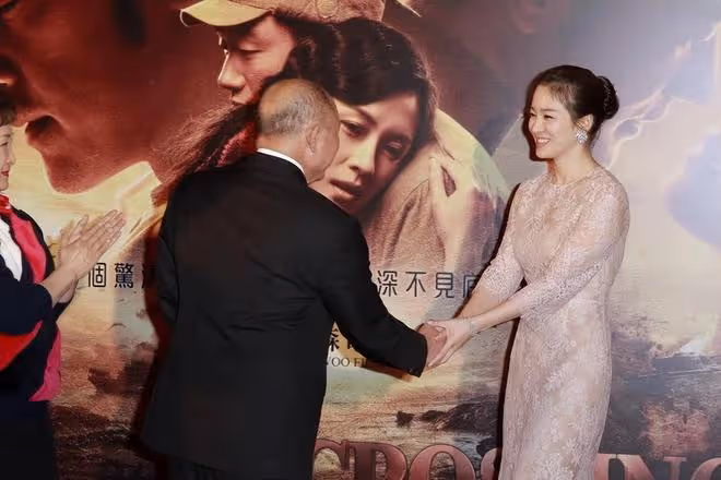 宋慧喬真不像中年女性，感覺在「倒著長」，穿粉裙不修圖也好看
