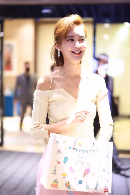 張歆藝瘦了之後人變了不少，臉蛋都變尖了，穿XS衣服露鎖骨真美