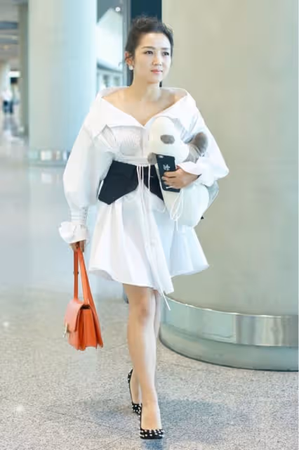 何潔的身材總讓人猜不透，穿襯衫裙小腿還挺細，感覺也不怎麼胖