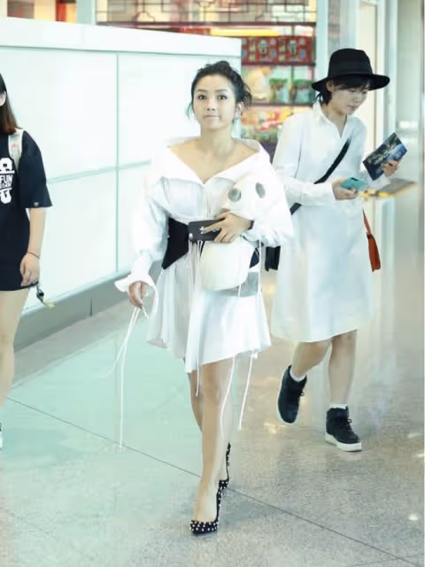 何潔的身材總讓人猜不透，穿襯衫裙小腿還挺細，感覺也不怎麼胖