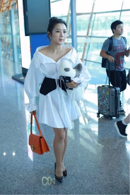 何潔的身材總讓人猜不透，穿襯衫裙小腿還挺細，感覺也不怎麼胖