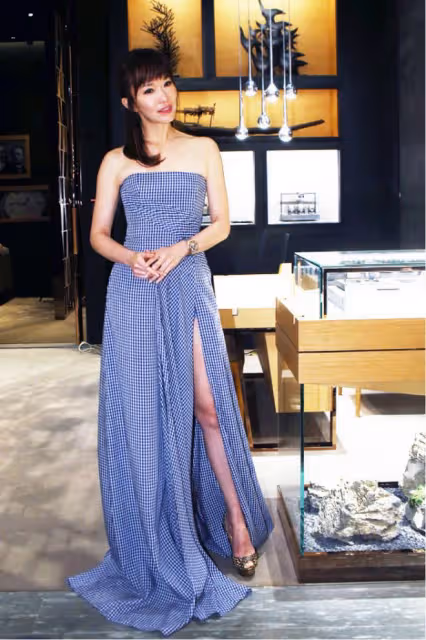 「小龍女」范文芳也老了，生圖下皮膚狀態好真實，但穿搭依舊優雅