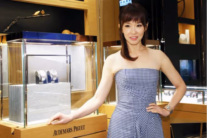 「小龍女」范文芳也老了，生圖下皮膚狀態好真實，但穿搭依舊優雅