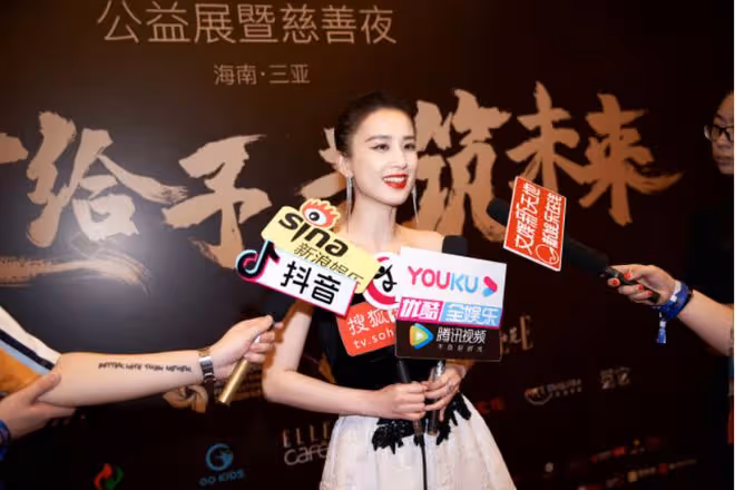 看黃聖依的身材真不像生過娃，穿抹胸裙展現姣好身姿，曲線好明顯