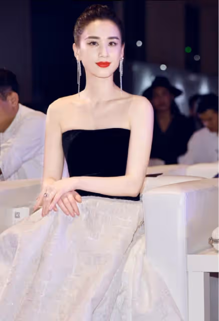 看黃聖依的身材真不像生過娃，穿抹胸裙展現姣好身姿，曲線好明顯