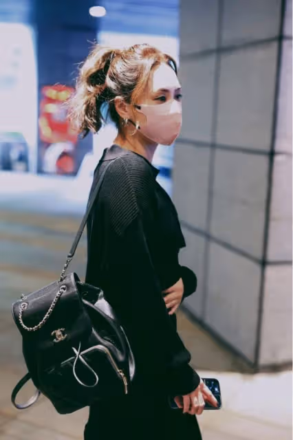 阿嬌的活力感一點沒減，全黑穿搭真是又帥又甜，扎高馬尾好有活力