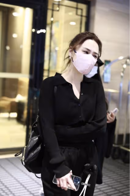 阿嬌的活力感一點沒減，全黑穿搭真是又帥又甜，扎高馬尾好有活力