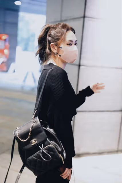 阿嬌的活力感一點沒減，全黑穿搭真是又帥又甜，扎高馬尾好有活力