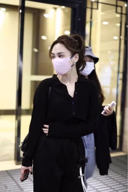 阿嬌的活力感一點沒減，全黑穿搭真是又帥又甜，扎高馬尾好有活力