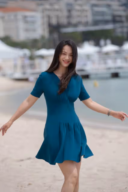 湯唯真沒啥明星架子，穿這麼素的裙子拍照片好普通，但人是真的美