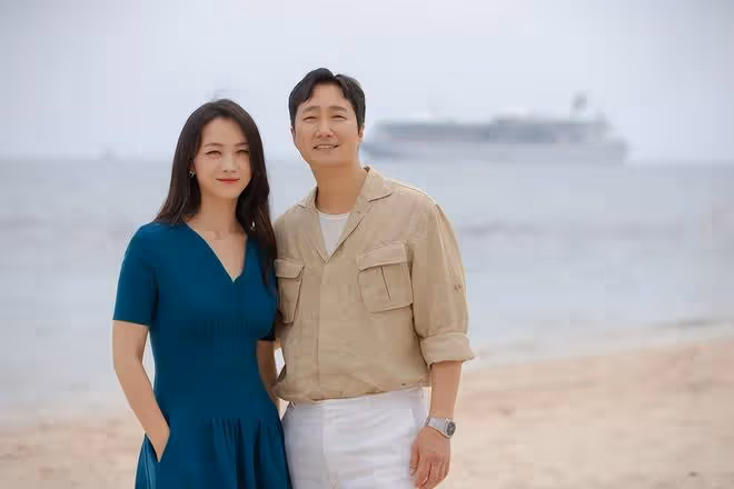 湯唯真沒啥明星架子，穿這麼素的裙子拍照片好普通，但人是真的美