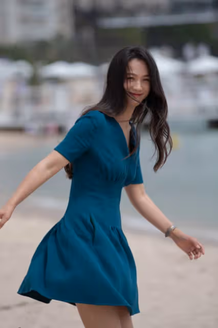 湯唯真沒啥明星架子，穿這麼素的裙子拍照片好普通，但人是真的美