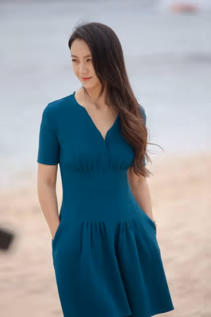 湯唯真沒啥明星架子，穿這麼素的裙子拍照片好普通，但人是真的美
