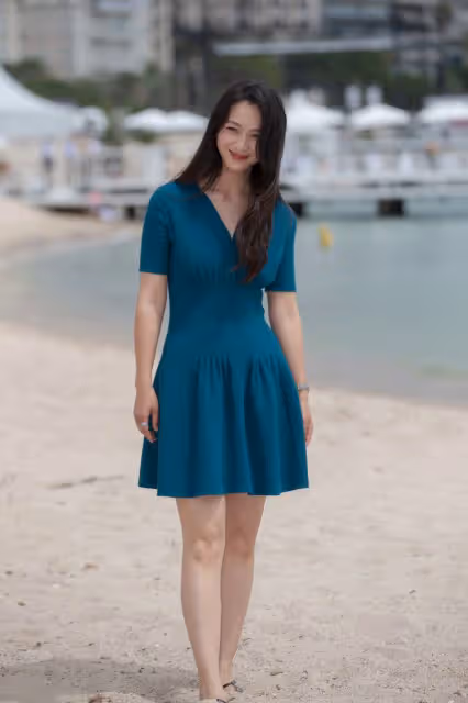 湯唯真沒啥明星架子，穿這麼素的裙子拍照片好普通，但人是真的美
