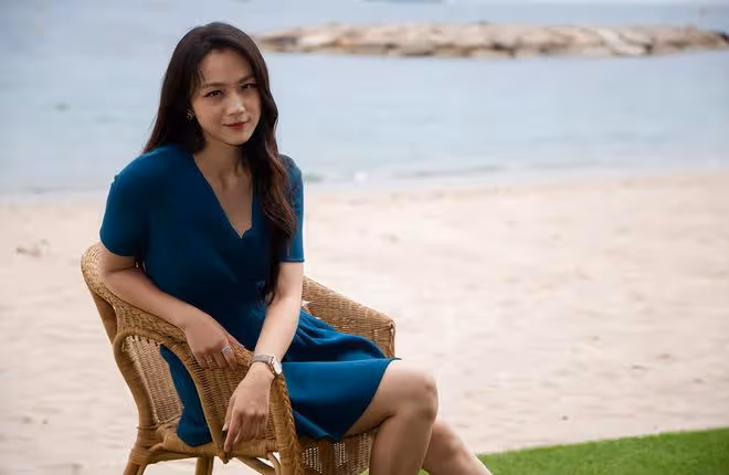 湯唯真沒啥明星架子，穿這麼素的裙子拍照片好普通，但人是真的美