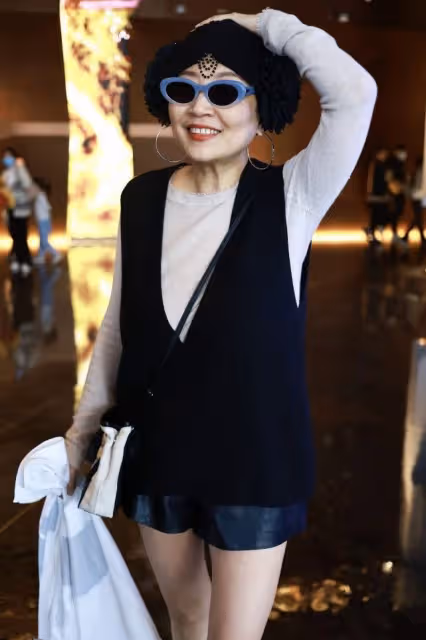 「迪斯科皇后張薔」不穿亮片服裝也好看，衣身打扮有氣質，不顯老