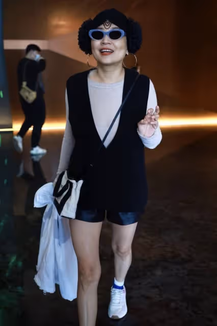 「迪斯科皇后張薔」不穿亮片服裝也好看，衣身打扮有氣質，不顯老