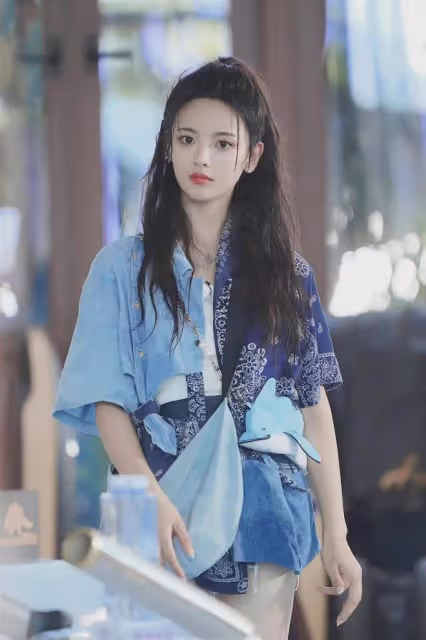 楊超越的時尚感是真強！甜美長相配上藍色襯衫，氣質十足穿搭滿分