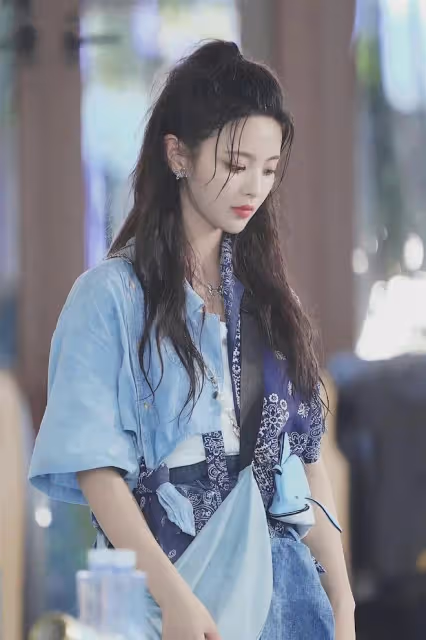 楊超越的時尚感是真強！甜美長相配上藍色襯衫，氣質十足穿搭滿分