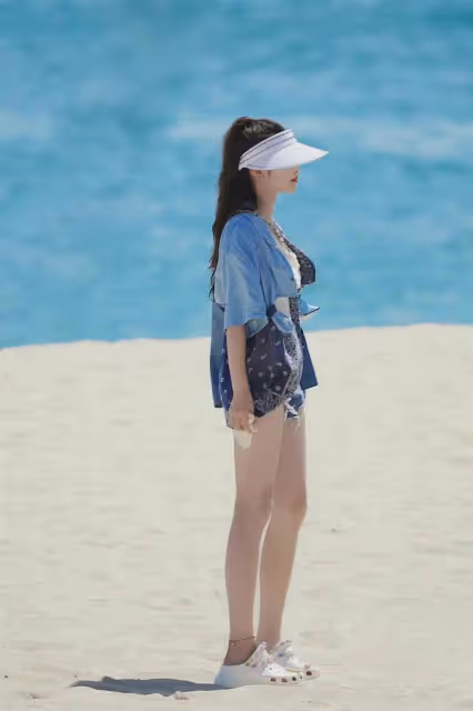 楊超越的時尚感是真強！甜美長相配上藍色襯衫，氣質十足穿搭滿分
