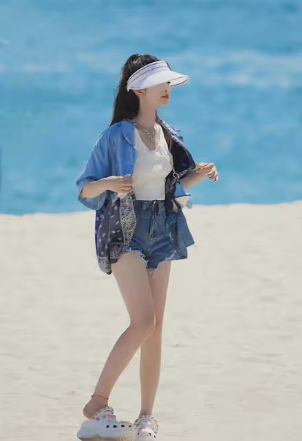 楊超越的時尚感是真強！甜美長相配上藍色襯衫，氣質十足穿搭滿分