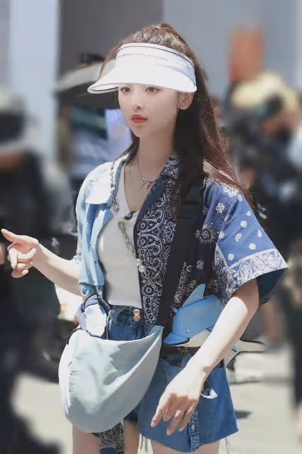 楊超越的時尚感是真強！甜美長相配上藍色襯衫，氣質十足穿搭滿分