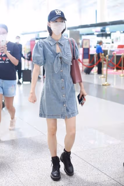 王麗坤的少女感一直在，35歲穿牛仔裙有18歲的樣子，又甜又美