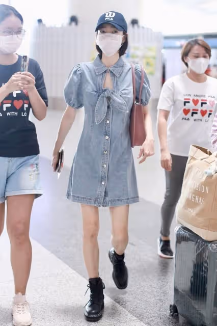 王麗坤的少女感一直在，35歲穿牛仔裙有18歲的樣子，又甜又美