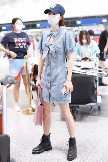 王麗坤的少女感一直在，35歲穿牛仔裙有18歲的樣子，又甜又美