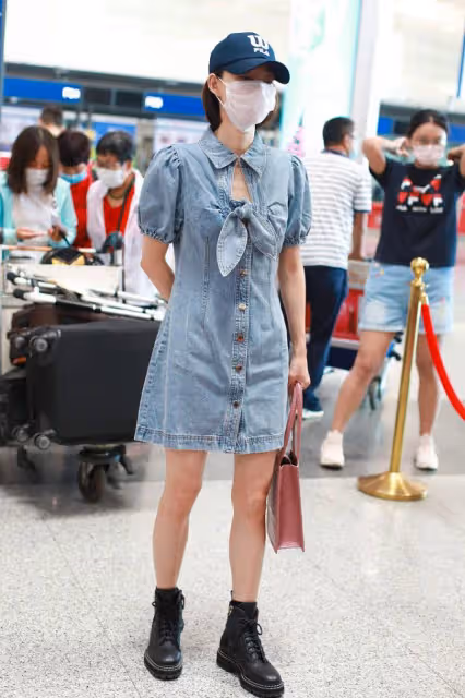 王麗坤的少女感一直在，35歲穿牛仔裙有18歲的樣子，又甜又美