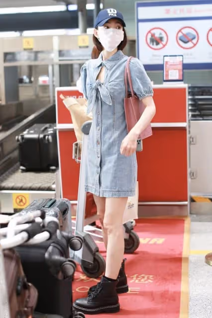 王麗坤的少女感一直在，35歲穿牛仔裙有18歲的樣子，又甜又美