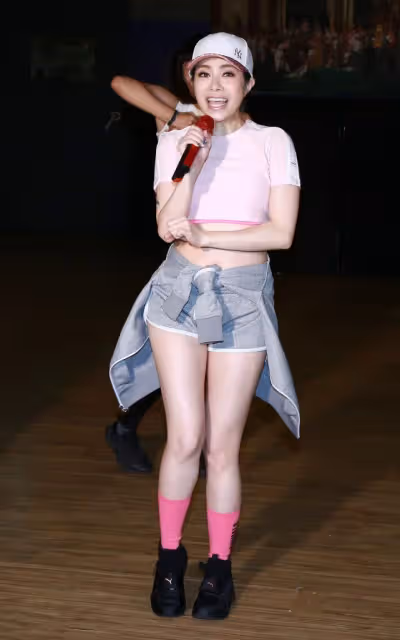 徐懷鈺這甜美氣質太「絕」，阿姨輩的年紀穿出少女感，看著好清純