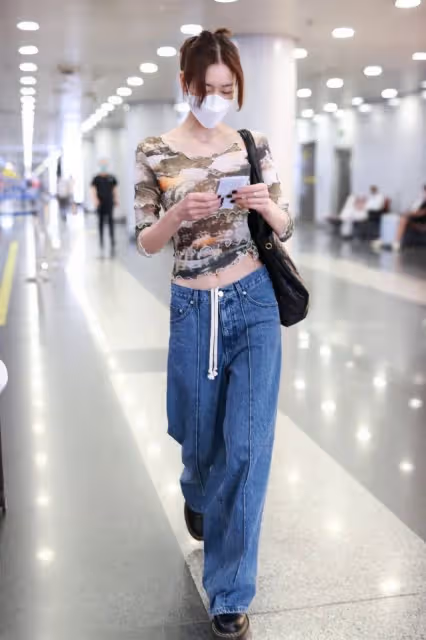 劉雯身材這麼高挑還要穿露臍裝，露出平坦小腹讓人嫉妒，太優秀