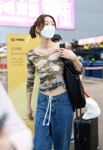 劉雯身材這麼高挑還要穿露臍裝，露出平坦小腹讓人嫉妒，太優秀