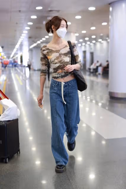 劉雯身材這麼高挑還要穿露臍裝，露出平坦小腹讓人嫉妒，太優秀
