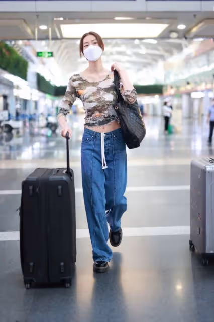 劉雯身材這麼高挑還要穿露臍裝，露出平坦小腹讓人嫉妒，太優秀