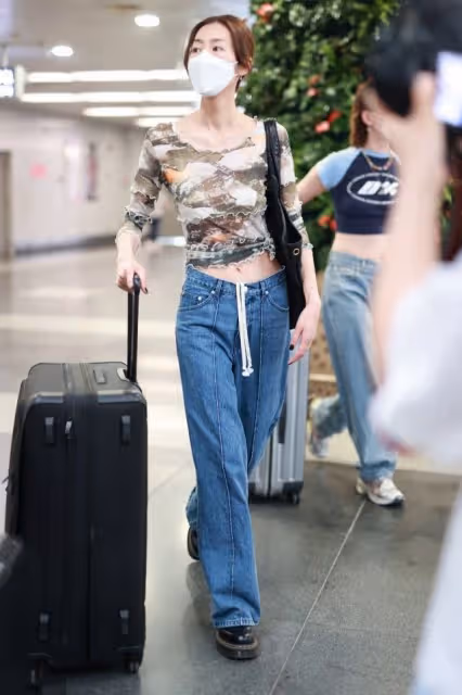劉雯身材這麼高挑還要穿露臍裝，露出平坦小腹讓人嫉妒，太優秀