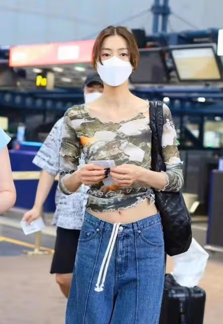 劉雯身材這麼高挑還要穿露臍裝，露出平坦小腹讓人嫉妒，太優秀