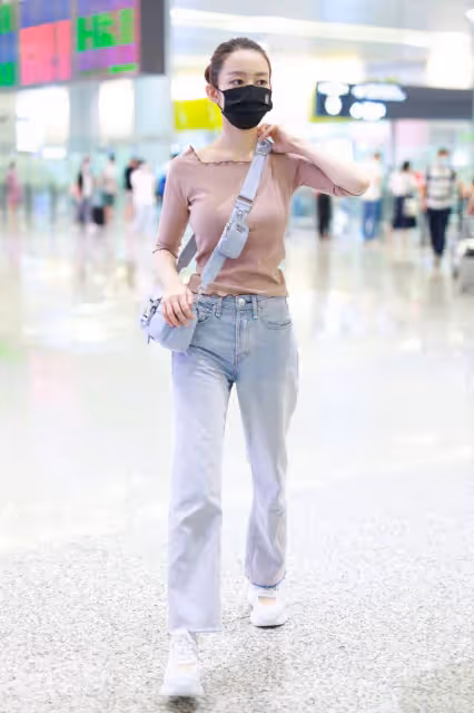 吉娜的身材真讓人嫉妒，穿寬鬆的牛仔褲也能看出曲線感，瘦也好看