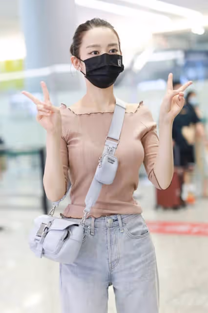 吉娜的身材真讓人嫉妒，穿寬鬆的牛仔褲也能看出曲線感，瘦也好看