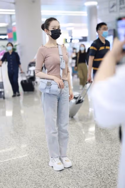 吉娜的身材真讓人嫉妒，穿寬鬆的牛仔褲也能看出曲線感，瘦也好看