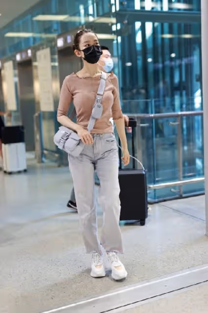 吉娜的身材真讓人嫉妒，穿寬鬆的牛仔褲也能看出曲線感，瘦也好看